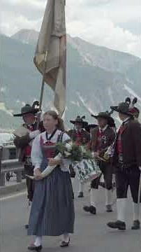 Großer Festumzug in Reschen: 75 Jahre Musikkapelle & Bezirksmusikfest | Vinschgau Südtirol