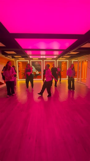 LE COURS ANNA on Instagram: "⭐️ Cours de @edwin⭐️. Retrouvez l’ensemble de nos cours sur le site www.coursanna.fr et sur l’application « Cours Anna ». #paris #coursanna #danse #theatre #chant comediemusicale cours stage commercial"