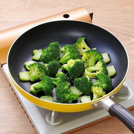 料理の基本！ ブロッコリーの蒸し方(フライパン)のレシピ動画・作り方 | デリッシュキッチン