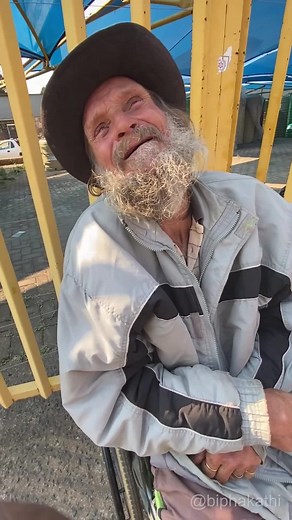 Heartwarming Act of Kindness Makes Old Man Cry | Touching Video