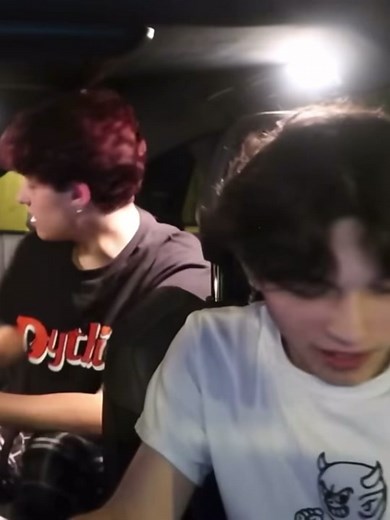 I love them for this lmao { #sturniolotriplets ● #thesturniolotriplets #mattsturniolo #chrissturniolo #nicksturniolo #sturniolotripletsclips #sturniolotripletsedit #nicolassturniolo #christophersturniolo #matthewsturniolo #sturniolosedit #thesturniolos #fanfics #lipgloss