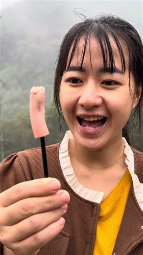 How to eat sausage without getting your hands sticky #bushcraft #camping #shorts #survival