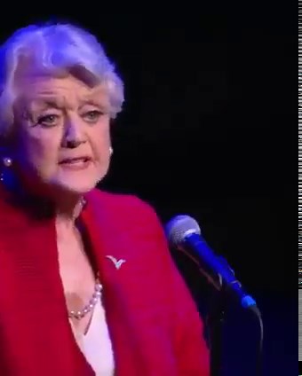 [Instant Nostalgie] Une douce mélodie, Alan Menken au piano, Belle et La Bête, et une 🎶 Histoire Éternelle 🎶 interprété par la voix de Madame Samovar, la magnifique Angela Lansbury 💖 Laissez vous bercer ! ✨ Source: Disney Orlando (2021) | DLRP