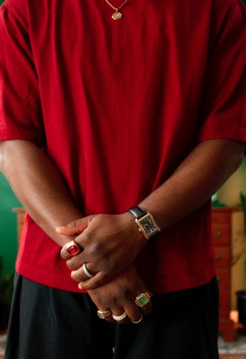 There’s a difference between a regular T shirt and a heavyweight oversized T shirt. This one is 7.5oz and 260gsm cotton so it has that dense premium feel when you put it on. The fabric hangs clean. The sleeves sit slightly longer. The body has that relaxed oversized drape. This is a men’s oversized short sleeve cotton T shirt designed to feel substantial. Not tight. Not cropped. Not thin. Just a solid heavyweight cotton T shirt that upgrades simple outfits. If you’re trying to refine your everyd