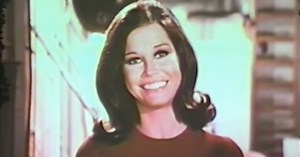 Watch Mary Tyler Moore’s Dazzling Toothpaste Commercial