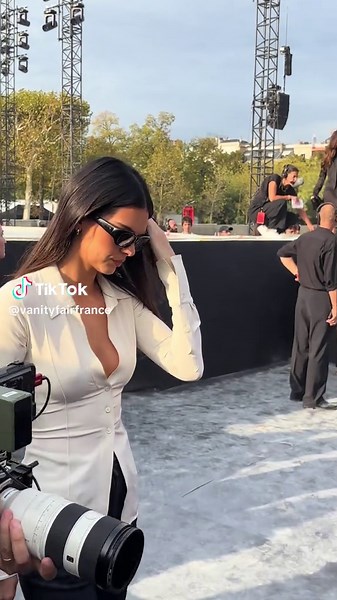 Hey, what’s up ? Kendall Jenner arrive aux répétitions du défilé L’Oreal cet après-midi à Paris, quelques heures avant le show. #kendalljenner #loreal #parisfashionweek #tiktokfashion