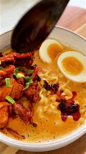 Would you try this creamy Buldak ramen with spicy Korean chicken? 🔥🍜 📌 Save this spicy ramen recipe for later. ✨ Creamy Spicy Chicken Buldak Ramen 📝 Ingredients For the Spicy Chicken • 120 g boneless chicken thigh • 1 Tbsp gochujang • 1 Tbsp fine gochugaru • 2 tsp soy sauce • 1½ tsp sugar • 1 tsp mirin • 1 tsp minced garlic • ⅛–¼ tsp minced ginger • 1 Tbsp water • 1 tsp sesame oil • Black pepper For the Ramen • 1 pack Samyang Carbonara Buldak Ramen • Kewpie mayonnaise • 1 egg yolk • Reserved