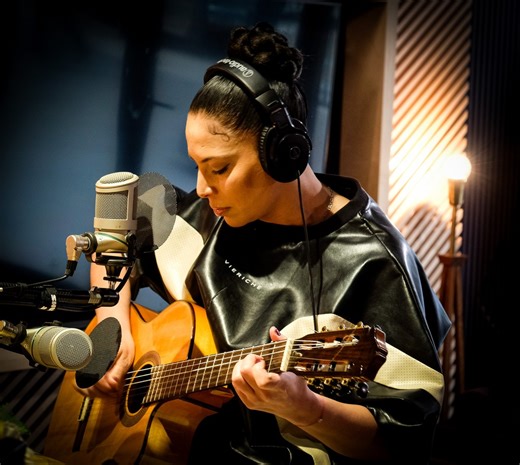 ICI Musique on Instagram: "Que c'est beau... Zaho nous offre sa classique « Je te promets » à Via Fehmiu. 💓 Cette semaine, l'émission Via Fehmiu rend hommage aux voix féminines arabes, de la grande tradition à l’avant-garde contemporaine, avec un plateau Mundo en direct jeudi dès midi pour couronner cette exploration. Ce jeudi, dès midi, l'Atrium de la maison Radio-Canada vibrera au son de MUNDO SESSION MUSICALE. @labronze_ et @meryemsaci nous offriront leur art en direct. Également, vous aurez