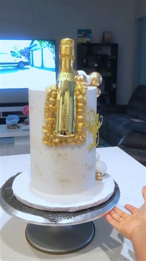 5.3K views · 58 reactions | Bottega bottle cake  Watch how I made this beautiful champagne  bottle cake ❤️ #cakesbydammie #bottega #bottegacake #winecake #champagnecake #whiteandgold #reelsfacebook #reelsviralfb #cakereels | Cakesbydammie | Facebook