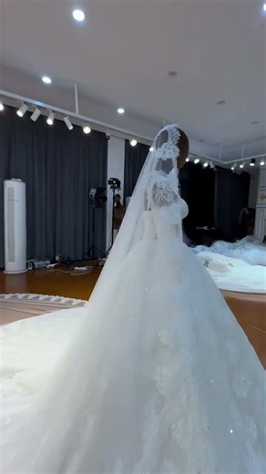 Elegant lace wedding dress #bride #wedding #weddingday #bridalinspiration #weddingdress