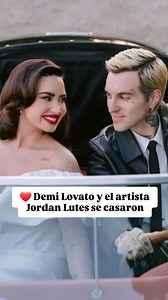 Demi Lovato y el artista Jordan Lutes se dieron el “sí, quieroacepto” en una ceremonia íntima en California. 💍💒 Vogue tuvo en exclusiva la primera imagen del vestido de novia de la cantante, creación de Vivienne Westwood: un traje con corpiño de raso de seda, diseñado a medida, que combinó con un velo estilo catedral de tul marfil. La pareja conoció en enero de 2022, cuando Jutes escribió la canción de Lovato "Substance", incluida en su álbum Holy Fvck. Posteriormente, se se comprometieron en 