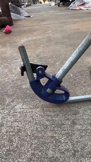 Manual pipe bender