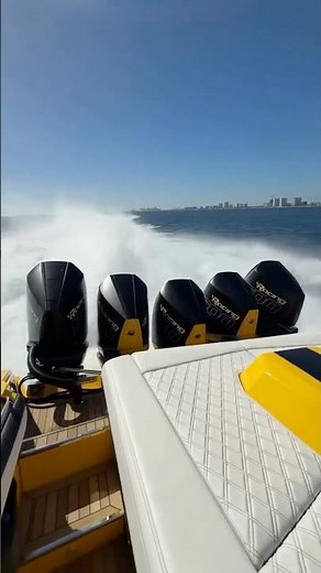 Nor-Tech 460 Flyer motorisé par 5 Mercury Racing 500R