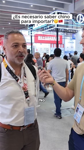 Importador Inteligente | Curso Importaciones on Instagram: "¿Es necesario saber chino para importar? 🤔🇨🇳 Esta es una de las dudas más comunes cuando alguien piensa en hacer negocios en China. Desde la Feria de Cantón, esta conversación muestra cómo hoy la comunicación funciona de muchas formas y por qué el idioma ya no es la barrera que muchos creen. 🌍📱 A veces, más que el idioma, lo importante es entender cómo se hacen los negocios. 🤝"