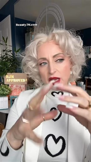 Exfoliating is the KEY to healthy, glowing, skin! It’s important to break down the bonds of your old skin cells so that you can regenerate new ones! However, over exfoliating can cause redness, sensitivity, and more break outs. This is why it’s important to develop a schedule and a routine for what is best for your skin #skincare #exfoliate #exfoliationroutine | Natasha Brinkmann