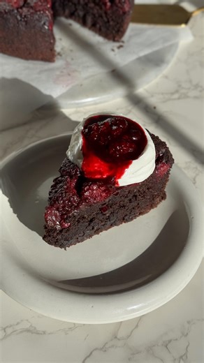 ella on Instagram: "upsidedown blackberry chocolate cake 🍫 don’t overlook upside-down cakes guyss! naturally sweetened with date puree and maple syrup, it’s the perfect balance of fruity and rich serves 8-10~ *90g (dark) chocolate *1 egg or flaxegg (1 tbsp flaxseeds + 3 tbsp hot water) *85ml olive oil @wearegoodphats or melted coconut oil *1 tsp vanilla extract *1/2 tbsp coffee powder *35g cocoa powder + 100ml hot water *1/2 tsp salt *150g dates + 125ml plantmilk *50ml maple syrup *60g almond f