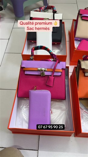 Mesdames, regardez bien 👀 Voici une nouvelle arrivée de sacs haut de gamme présentés en coffret complet ✨ Chaque sac est livré avec : ✔️ son coffret élégant ✔️ sa pochette assortie (porte-monnaie) ✔️ des finitions propres et soignées 🎨 Plusieurs couleurs disponibles 💼 Modèles chic, pratiques et tendance 📦 Présentation réelle, exactement comme en vidéo Si vous cherchez un sac de qualité, élégant et prêt à être porté ou offert, c’est exactement ce qu’il vous faut. 📲 Commande par message ⏳ Qua