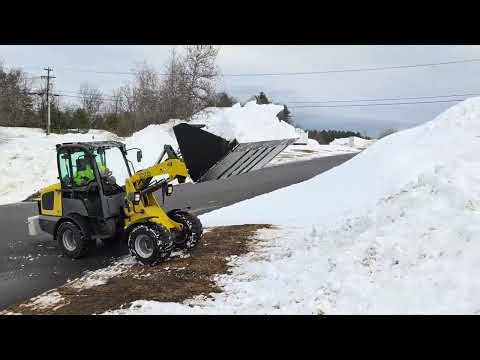 Jenkins Snow/Materials Buckets - Features & Demo Clips - NH Skid Steer