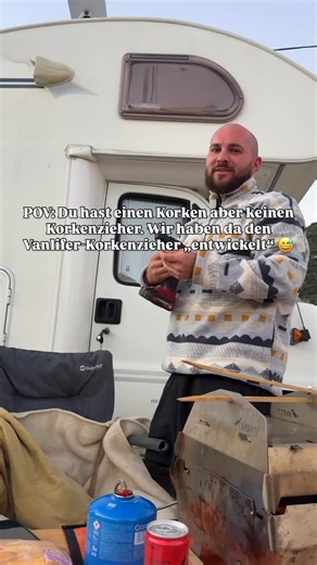 korkenzieher - vanlifeedition dinge sind praktisch, wenn sie mehrere funktionen erfüllen. ein korkenzieher, kann korken ziehen. ein akkuschrauber kann löcher bohren, schrauben eindrehen und ist über im und am van einsetzbar. mit dem glühkerzenschlüssel kann man kostengünstig seine standleitung reparieren und mit der schrauben kann man einiges wieder richten 🤓 das alles zusammen ergibt den perfekten vanlife-korkenzieher. alternativ geht natürlich auch ein schraubenzieher oder eine zange anstelle