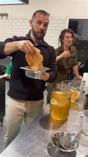 Tusnádi Roland on Instagram: "Mi az a kis alien a kezemben?🤓 Mielőtt erre válaszolnék értsük meg, hogy kerülök ilyen helyzetekbe? 10.000 óránál is többet konzultáltam az elmúlt 9 évben és alsó hangon 100+ niche-ben, azaz 100+ réspiacon működő különböző szakértővel dolgoztam. Egyszerűen lenyűgöz a munkám során az a szenvedély és kíváncsiság, amivel az emberek a legkülönbözőbb témáknak szentelik az életük egy jelentős részét. Az elmúlt időszakban az egyik legváratlanabb projekt @thegreen_sommeli