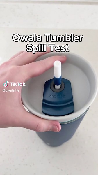how’s that for a splash-resistant lid? 🤔 #owala #cuptok #owalawaterbottle #owalatumbler #tumblerwars