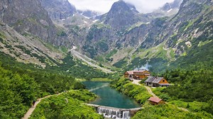 Alpenpanorama und Berghütten in der Hohen Tatra