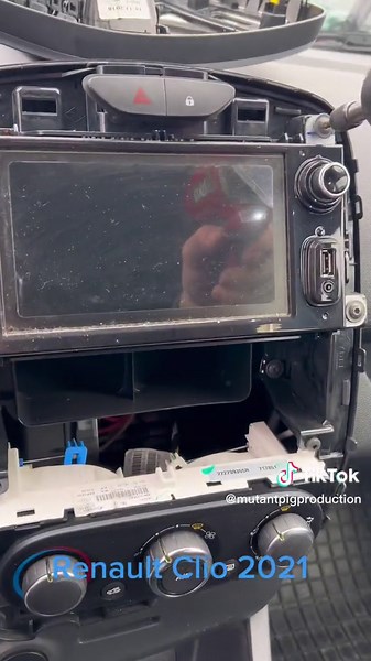 How to pull out radio on Renault Clio 2021 #radio #renault #clio #pull #out #izvuci #mechanic #busilica #aku #akica #work #rad #fun #information #howto