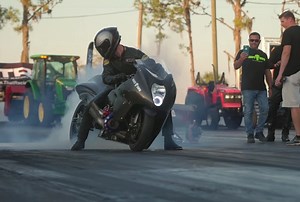 750 HP Turbo Suzuki Hayabusa Street Bike Hits the Drag Strip, Rider Didn't Skip Leg Day