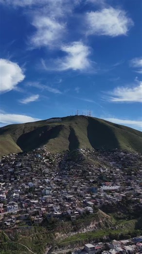 Yo Amo Tijuana on Instagram: "Así se mira el Cerro Colorado desde los aires ☁️⛰️"