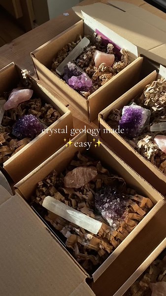 Live, virtual geology workshops with crystal boxes delivered to you 💎✨ You can book onto my virtual live crystal geology workshops on crystalcasestudies.com 💜 These boxes are for my ‘Intro to Crystal Geology’ workshop, with amethyst, rose quartz, and selenite ✨