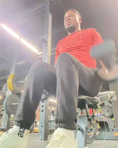 Easy Monday. Another day to hustle 🫶🏽 Building strength. Building discipline. Building myself. #MondayGym #HustleHard #PrizaniEnergy