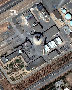 🔶Israel ha destruido el reactor nuclear de Arak, en Irán. En las imágenes se aprecia, a vista de satélite, el antes y el después del impacto. El reactor no estaba operativo pero Israel ha querido evitar que lo pongan en funcionamiento, porque tiene capacidad para producir plutonio, que se utiliza en la fabricación de 4rm4s nucleares. #iran #israel #arak #nuclear | RTVE Noticias