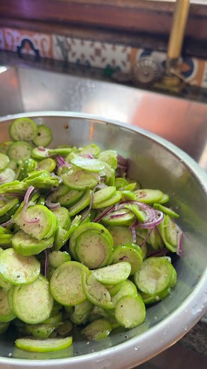 Salada de jiló crú: receita fácil e sem amargor