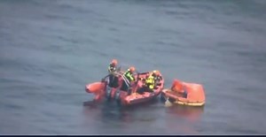 This is how the occupants of the German-registered Piper PA-46-310P Malibu aircraft (D-EOSE) were rescued after it crashed into the sea southwest of Qaqortoq, Greenland, on July 29, 2024. Previous post : https://x.com/fl360aero/status/1818255743675457850 #aircraft #aviation #safety | FL360aero