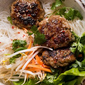 796K views · 1K reactions | NEW RECIPE ALERT!!! Famous caramelised pork meatballs from the streets of Hanoi...  https://www.recipetineats.com/bun-cha-vietnamese-meatballs/ | RecipeTin | Facebook