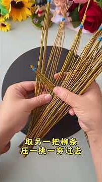 Make a beautiful fruit basket with willow branches. It's practical and easy to learn. #HandmadeDIY