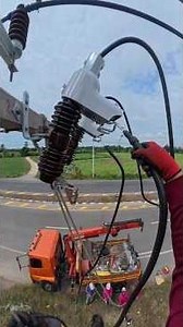 ⚡ USA Linemen Fixing Cable to a Drop-Out Fuse 😱🔥