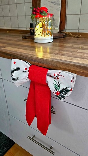 DIY kitchen decorative bow لايك وحفظ وشير وقلولي شو رايكم بهالبابيونات الحلوين.. حتى من فوط المطبخ فينا نعمل احلى ديكور.. شو رايكم؟؟ #diy #kitchen #christmas #xmas #christmasvibes #homestyling | Passion by Lana