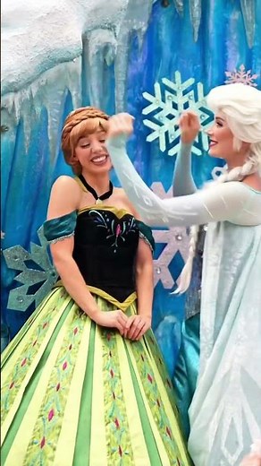 Who wouldn’t smile when Anna, Elsa & Olaf come down the parade route? ❄️☃️💙