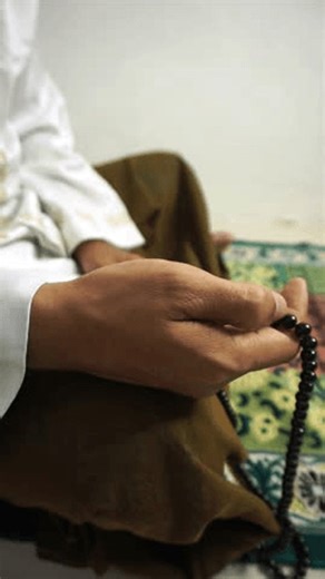 clip-4005514089-muslim-reciting-dhikr-using-prayer-beads-on