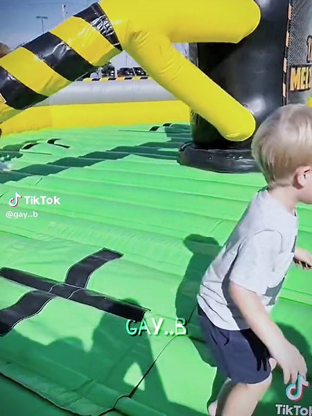 #KIDSFALLING || idk what this is || i wanted to add a girl that fell because bricks fell on her but that would be too brutal.. || #capcut #kidsfallingedit