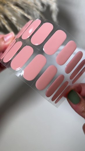 This one is our “Classic Peach” color 🍑 Galorase Gel Strips gives you salon quality nails but at half the price. 🤑 They are easy to apply and easy to remove. Its like a gel manicure in a box 💅 No painting skills needed, no mess, no smell. ✨ Galorase Gel Strips come with many different sizes to fit all nails. There are so many designs to choose from 😍 Just Prep, Stick them on, File, & Cure! #diygelnails #nailinspo #nailgel #nailart #semicuredgelnailsticker #holidaynails #christmasnails #gelna