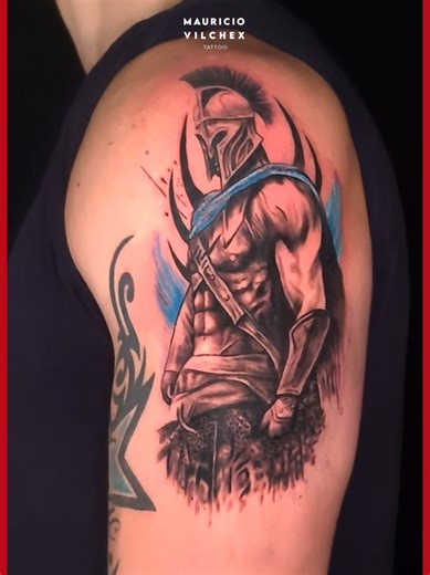Tatuaje épico de guerrero espartano en el brazo, con casco y armadura detallada. Una obra de arte realista black and grey con toques de color que representa fuerza y valentía. Hecho por Mauricio Vilchex Tattoo, tu estudio especializado en realismo en San José, Costa Rica. #tattoo #espartano #guerrero #mauriciovilchextattoo #sanjosecostarica