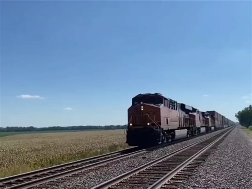 美国BNSF超长重载集装箱货运火车以60-70英里速度超速行驶