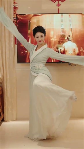 Join Liu Ji's Time-Traveling Hanfu Dance Extravaganza