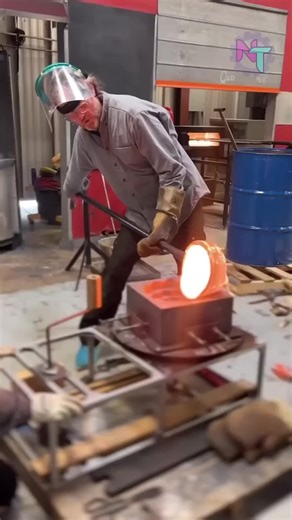 Making Glass Bowls with Centrifugal Force Techniques