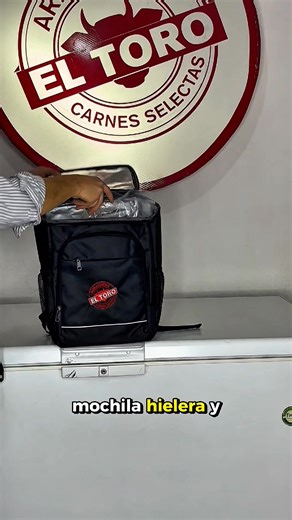 👀 Échale un ojo, compa… El mandil parrillero y la mochila hielera que incluyen nuestros paquetes están hechos pa’ lucirse en la parrilla. Y lo mejor: también traen la carne regia que empieza la fiesta. 🔥 ¿Quieres ver los paquetes completos? Mándanos whats y te los compartimos | Arrachera "El Toro"