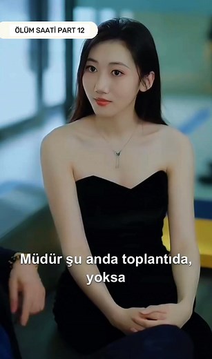 Ölüm Saatini Görebilen Adam 12. Bölüm | Selim, Genç Kızı Kurtarıyor ve Annesini Hastaneye Yatırıyor! Bu bölümde Selim, genç kızın hayatına bir kez daha dokunuyor. Mafyadan ve tehlikelerden korumaya çalıştığı kızın annesi ölümle burun burunadır. Selim, kimsenin yapamadığını yaparak kadını hastaneye yetiştirir ve acil tedavi altına alınmasını sağlar. Su Chen’in yaşam süresi görme yeteneğiyle birleşen bu olay, dizinin en duygusal sahnelerinden birine dönüşür. Bir yanda aksiyon, diğer yanda insanlığ