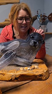 Guten Morgen 🦭 Unsere Robbe "Trudi " sowie Heuler " Alfred" sind jetzt noch niedlicher mit ihrem Bart 🥰. Ich bin ganz verliebt ❤️in die beiden. Hat sich das Update gelohnt? Schreib mir deine Meinung als Kommentar 👍. Liebe Grüße Susann und Mario #EpoxidharzRobbe #RobbeAusHarz #ResinSeal #EpoxyArtGermany #MaritimeDeko #ResinFigur #HandmadeOceanArt | Mario Pahl