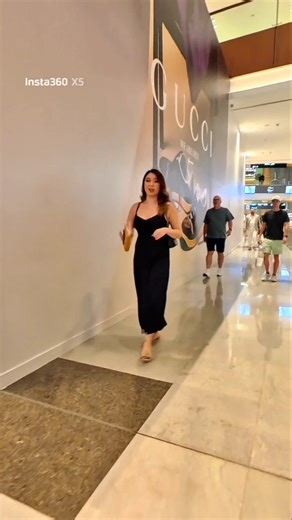 Look how girls react to Naruto's cosplay in Dubai mall #cosplay #cosplayer #anime #naruto